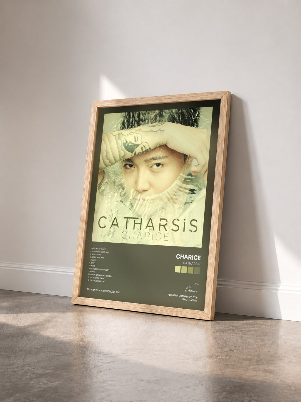 #bois Tableau de l'album Catharsis de Charice vu de trois quarts, cadre en bois brut