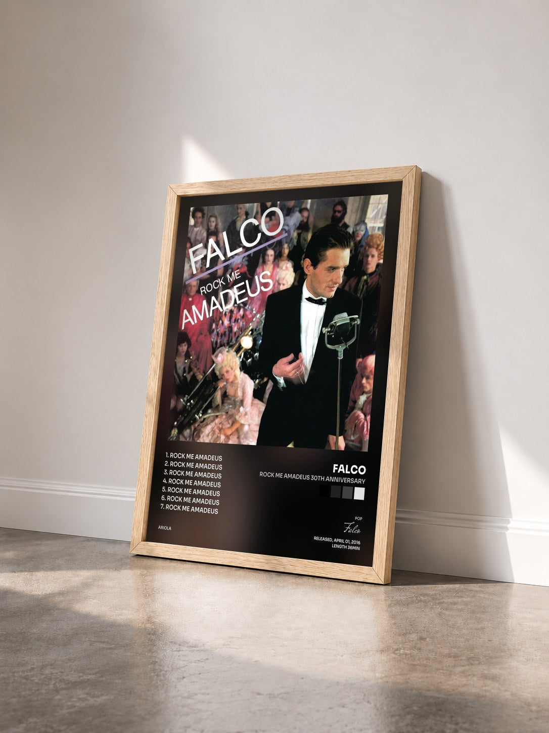#bois Tableau de l'album Rock Me Amadeus 30th Anniversary de Falco vu de trois quarts, cadre en bois brut