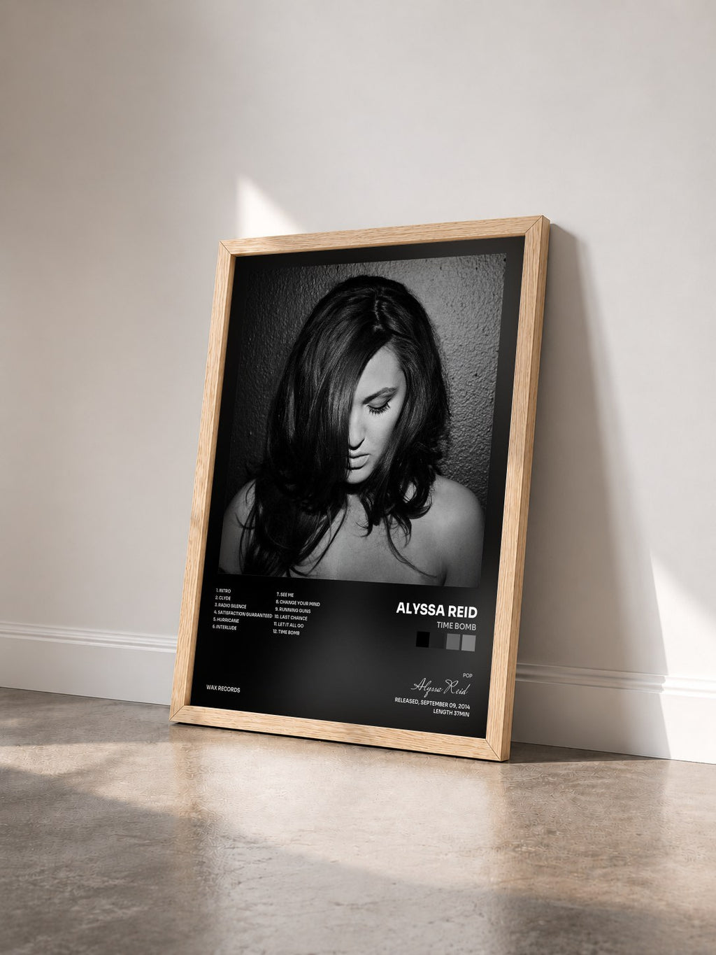 #bois Tableau de l'album Time Bomb de Alyssa Reid vu de trois quarts, cadre en bois brut