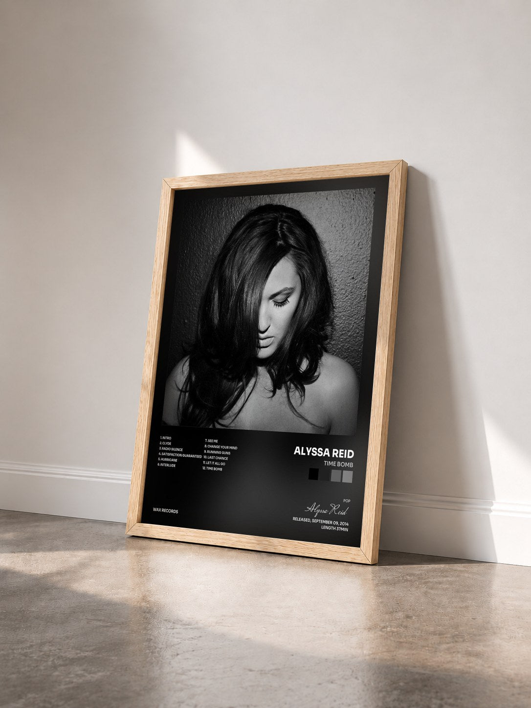 #bois Tableau de l'album Time Bomb de Alyssa Reid vu de trois quarts, cadre en bois brut