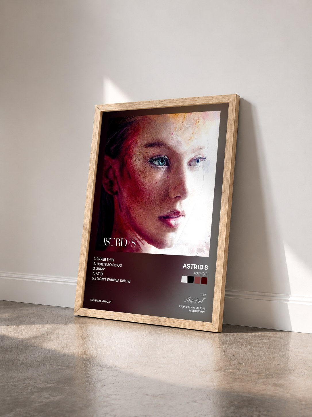 #bois Tableau de l'album Astrid S de Astrid S vu de trois quarts, cadre en bois brut