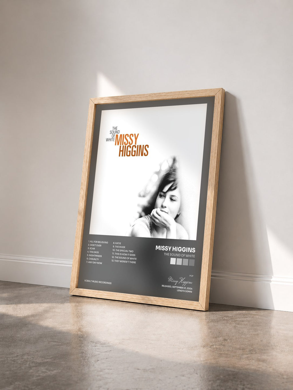 #bois Tableau de l'album The Sound of White de Missy Higgins vu de trois quarts, cadre en bois brut