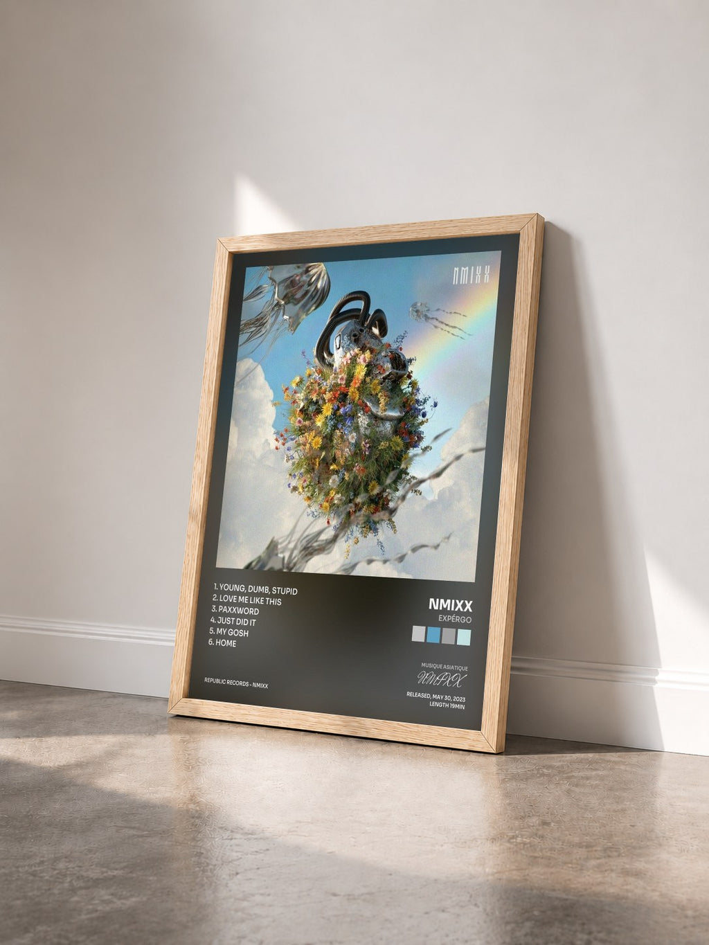 #bois Tableau de l'album expérgo de NMIXX vu de trois quarts, cadre en bois brut
