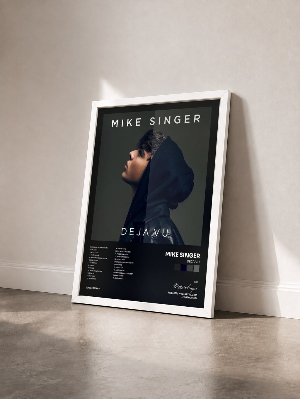 #blanc Tableau de l'album Deja Vu de Mike Singer vu de trois quarts, cadre blanc
