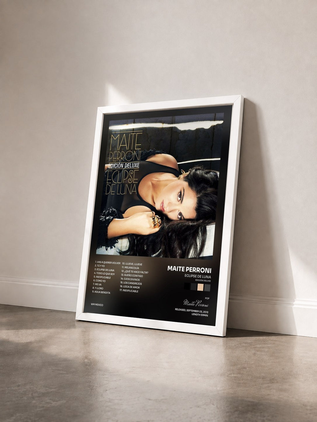 #blanc Tableau de l'album Eclipse De Luna (Edición Deluxe) de Maite Perroni vu de trois quarts, cadre blanc