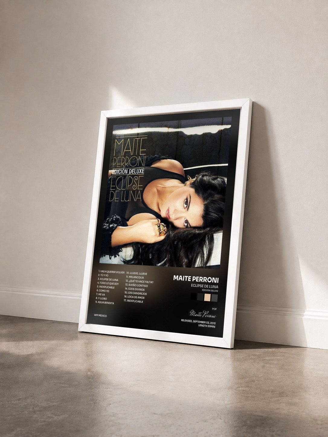 #blanc Tableau de l'album Eclipse De Luna (Edición Deluxe) de Maite Perroni vu de trois quarts, cadre blanc