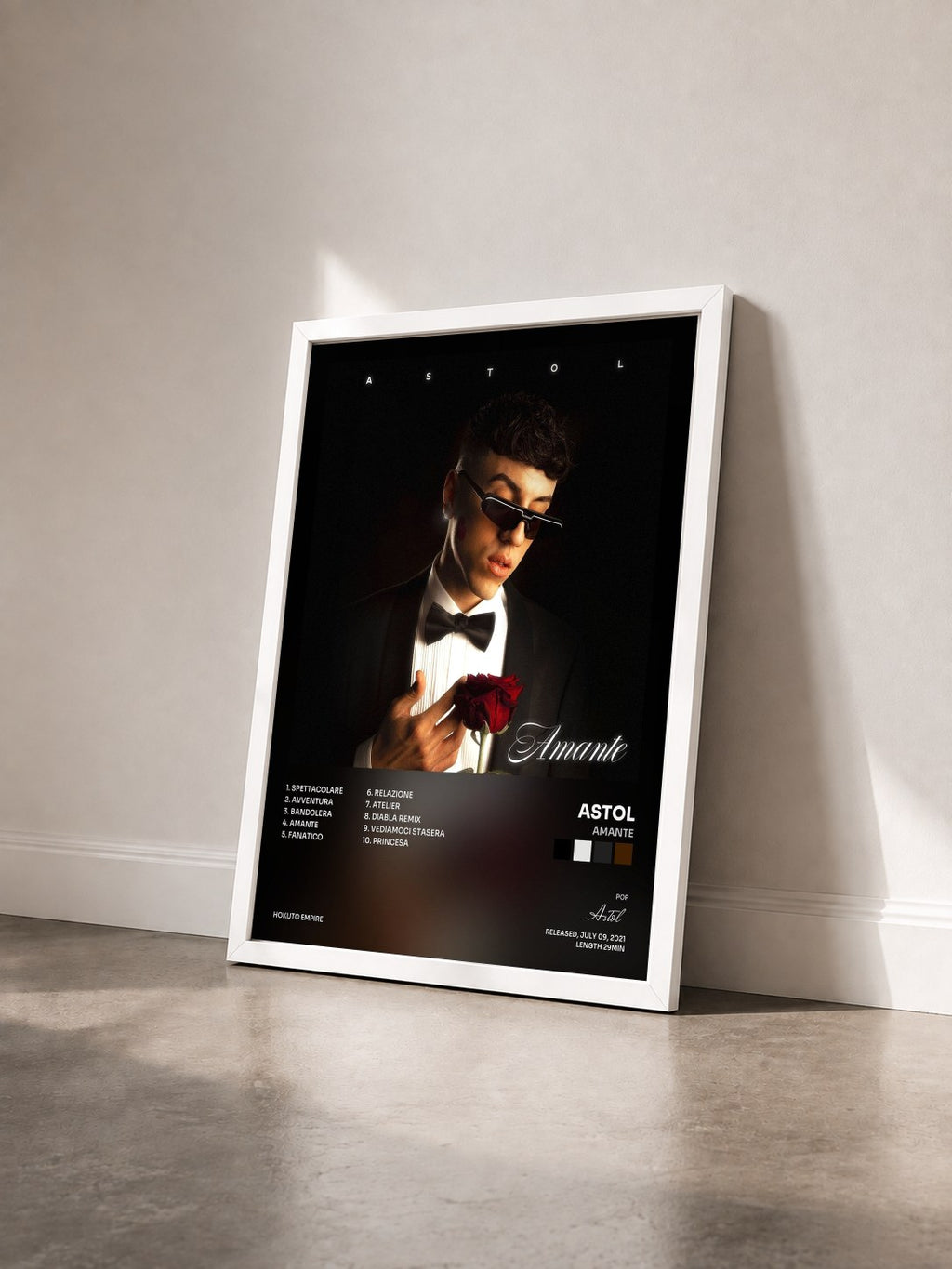 #blanc Tableau de l'album Amante de Astol vu de trois quarts, cadre blanc