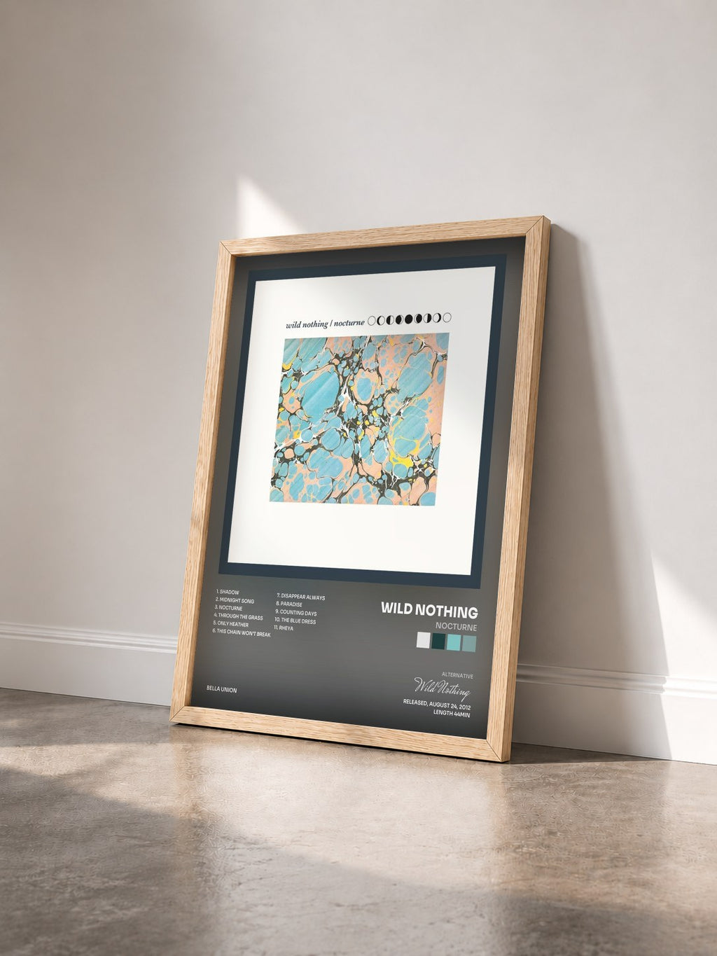 #bois Tableau de l'album Nocturne de Wild Nothing vu de trois quarts, cadre en bois brut