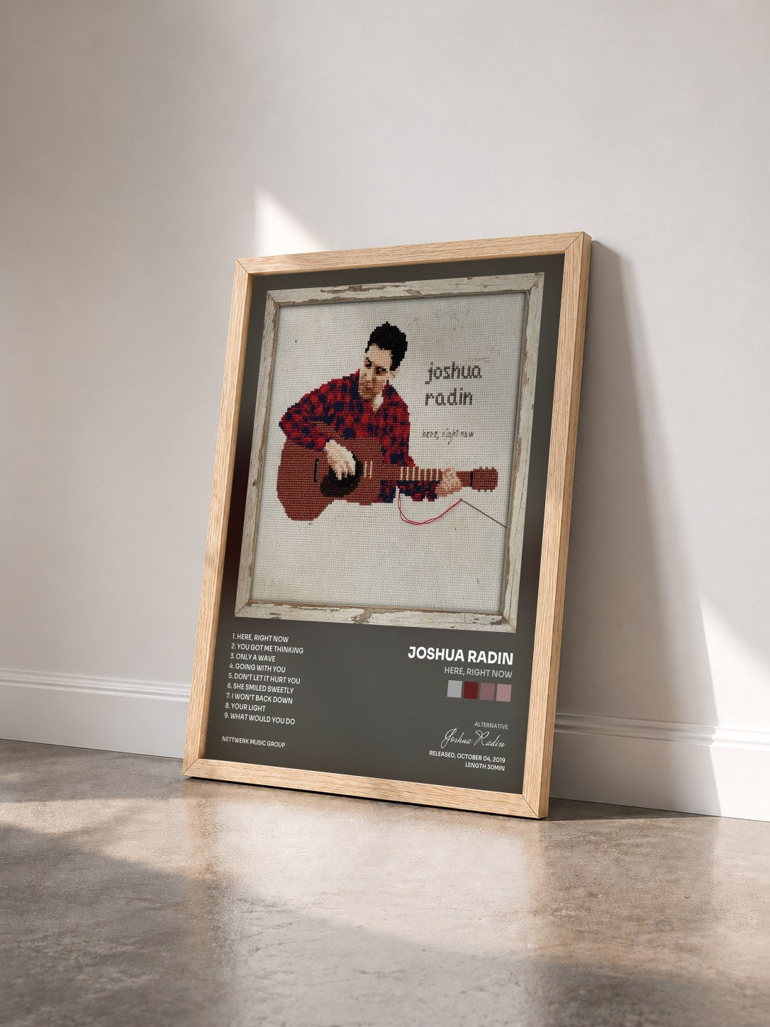 #bois Tableau de l'album Here, Right Now de Joshua Radin vu de trois quarts, cadre en bois brut