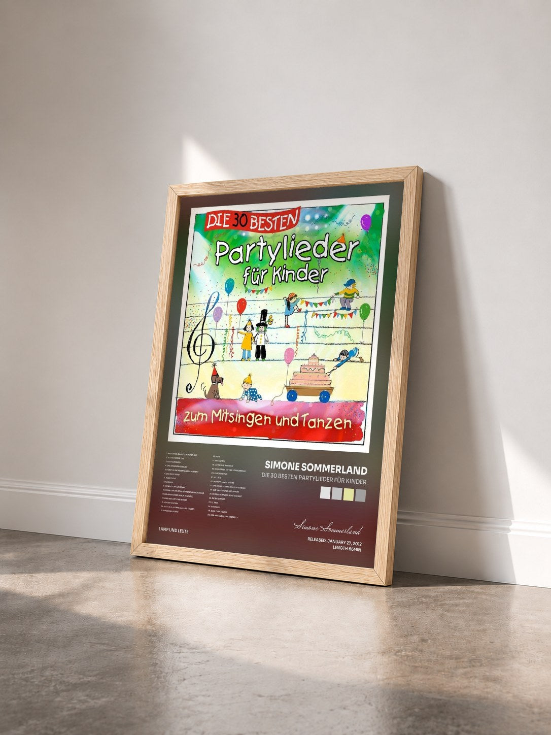 #bois Tableau de l'album Die 30 besten Partylieder für Kinder de Simone Sommerland vu de trois quarts, cadre en bois brut