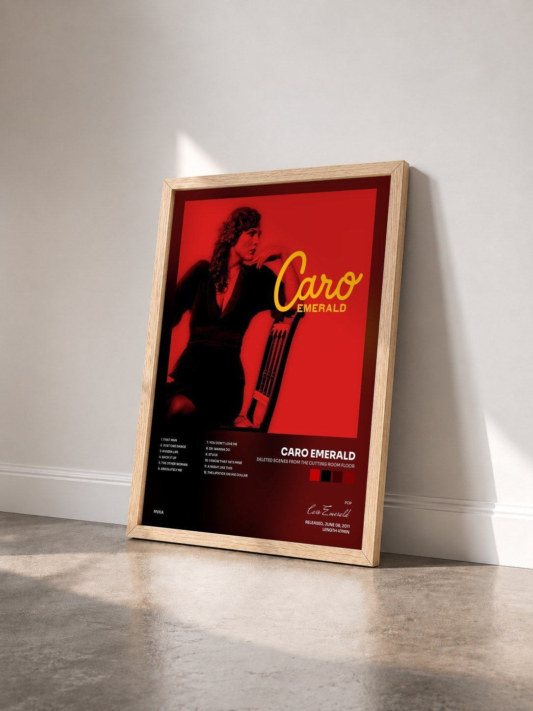 #bois Tableau de l'album Deleted Scenes From The Cutting Room Floor de Caro Emerald vu de trois quarts, cadre en bois brut