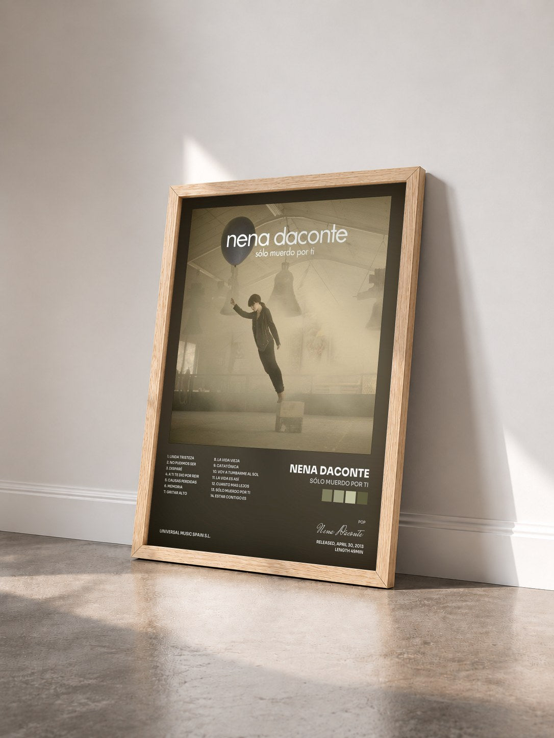 #bois Tableau de l'album Sólo Muerdo Por Ti de Nena Daconte vu de trois quarts, cadre en bois brut