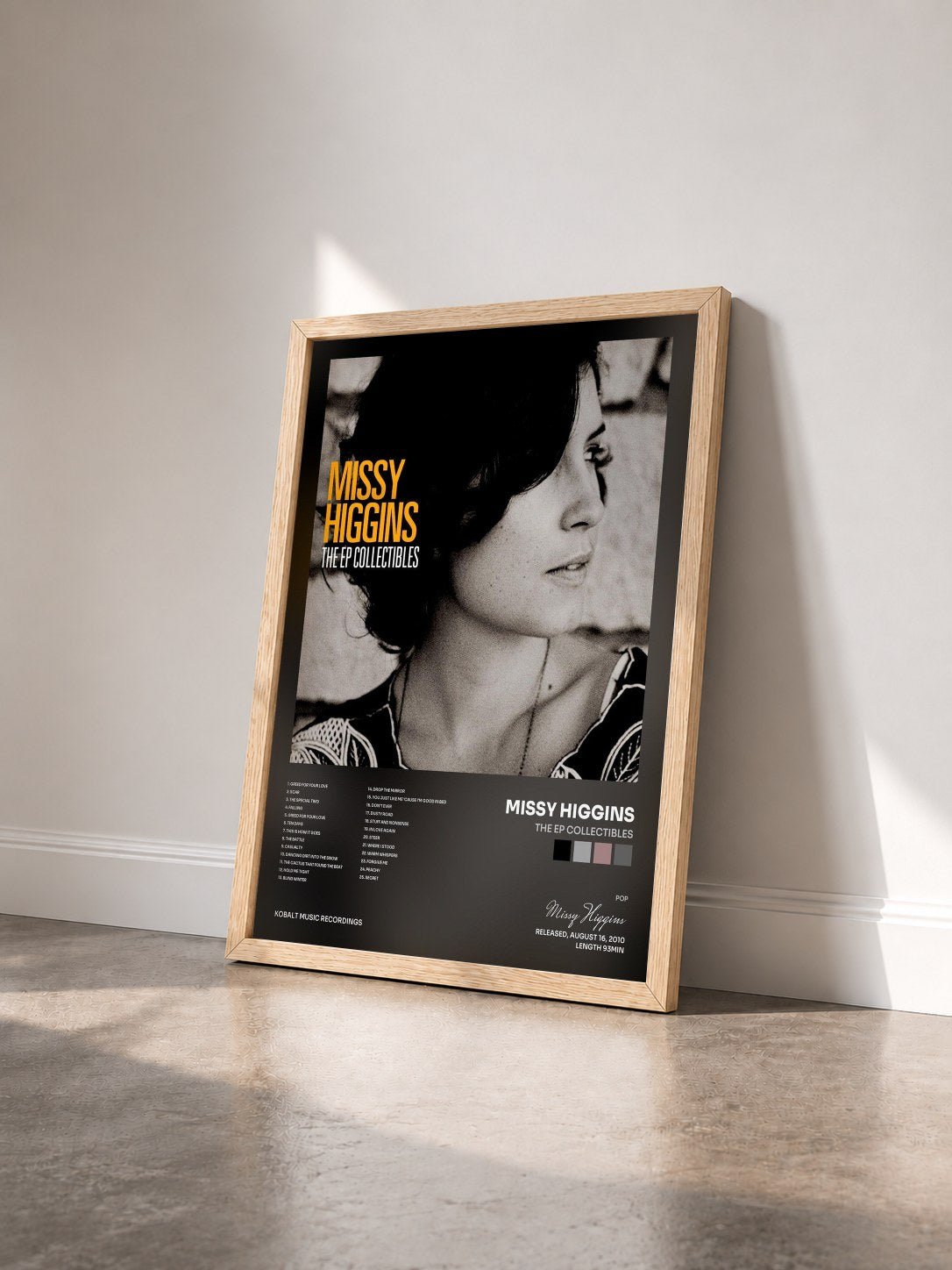 #bois Tableau de l'album The EP Collectibles de Missy Higgins vu de trois quarts, cadre en bois brut