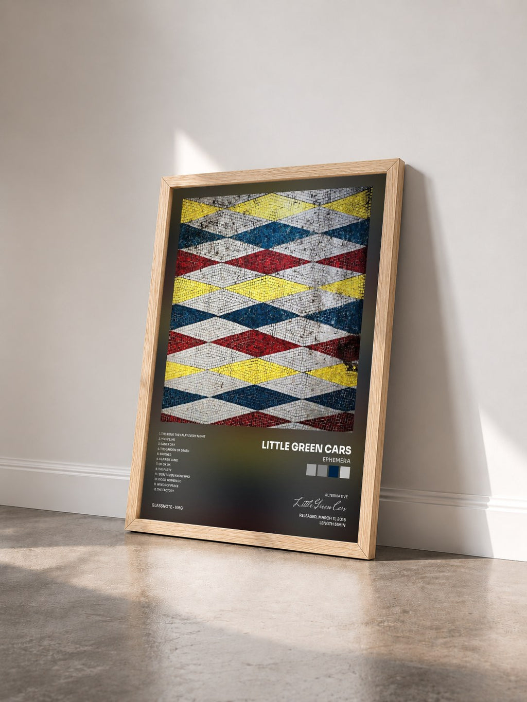 #bois Tableau de l'album Ephemera de Little Green Cars vu de trois quarts, cadre en bois brut