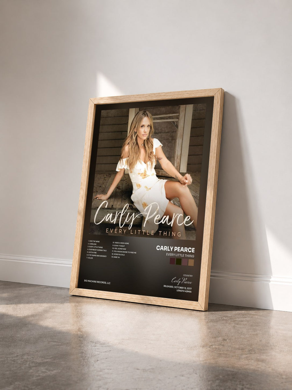 #bois Tableau de l'album Every Little Thing de Carly Pearce vu de trois quarts, cadre en bois brut