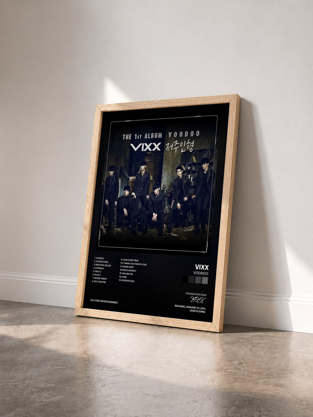 #bois Tableau de l'album VOODOO de VIXX vu de trois quarts, cadre en bois brut