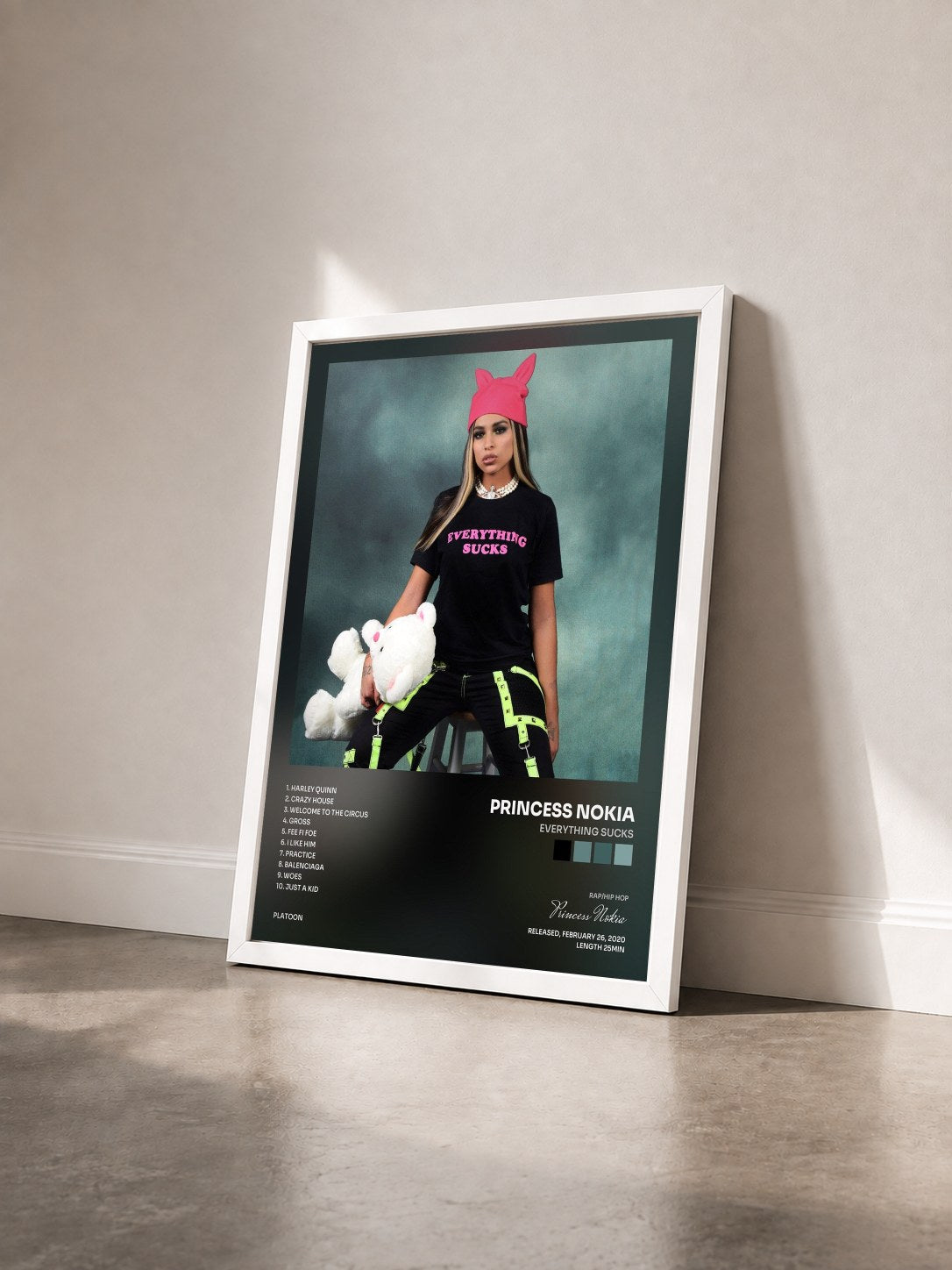 #blanc Tableau de l'album Everything Sucks de Princess Nokia vu de trois quarts, cadre blanc
