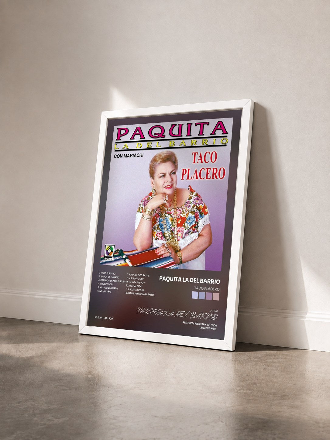 #blanc Tableau de l'album Taco Placero de PAQUITA LA DEL BARRIO vu de trois quarts, cadre blanc