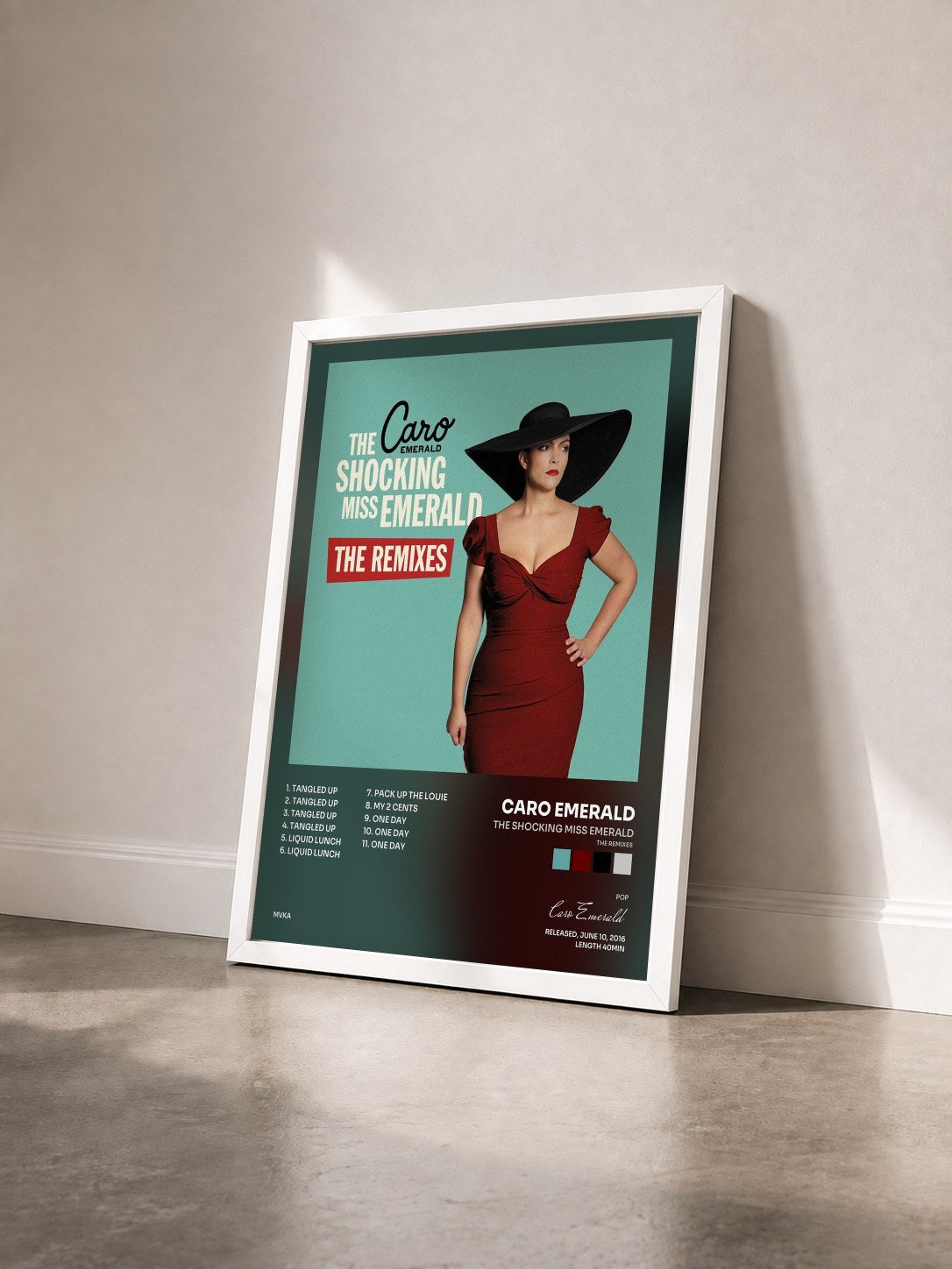 #blanc Tableau de l'album The Shocking Miss Emerald (The Remixes) de Caro Emerald vu de trois quarts, cadre blanc