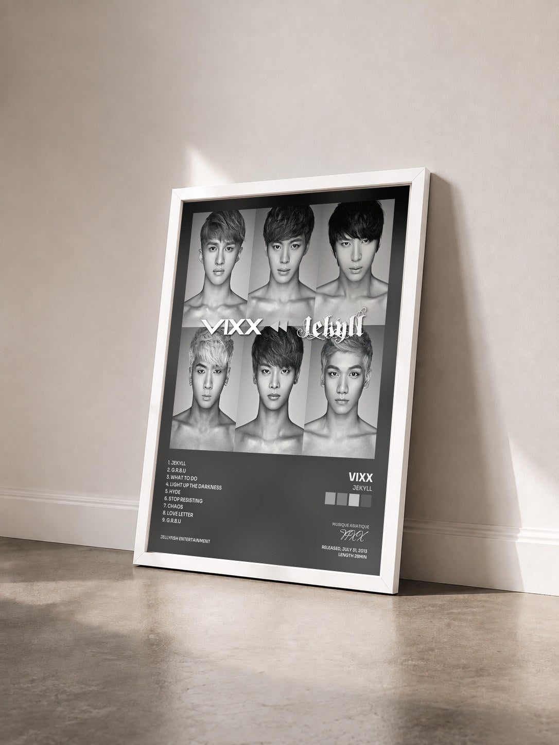 #blanc Tableau de l'album Jekyll de VIXX vu de trois quarts, cadre blanc