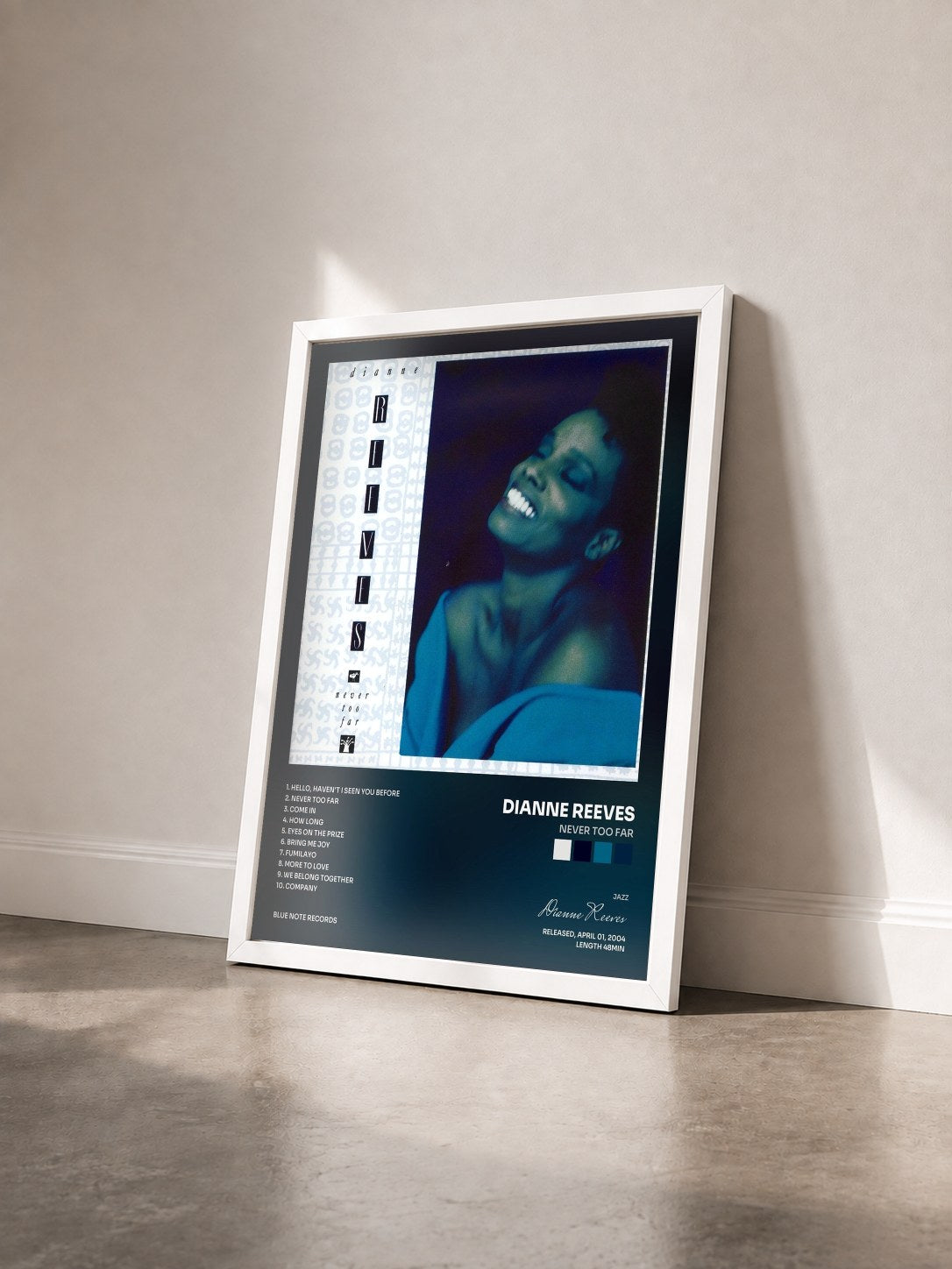 #blanc Tableau de l'album Never Too Far de Dianne Reeves vu de trois quarts, cadre blanc