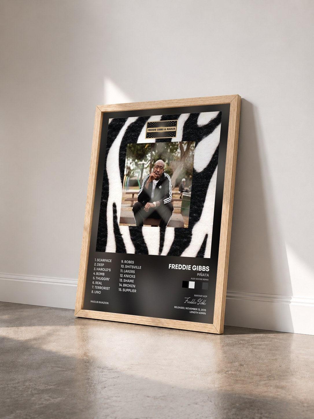 #bois Tableau de l'album Piñata (Alex Goose Remix) de Freddie Gibbs vu de trois quarts, cadre en bois brut