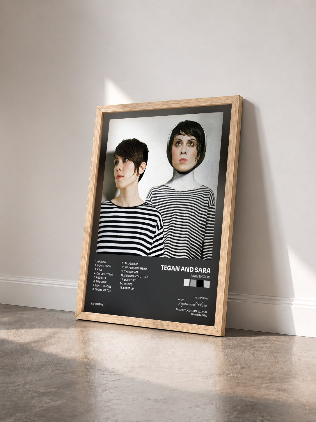 #bois Tableau de l'album Sainthood de Tegan and Sara vu de trois quarts, cadre en bois brut