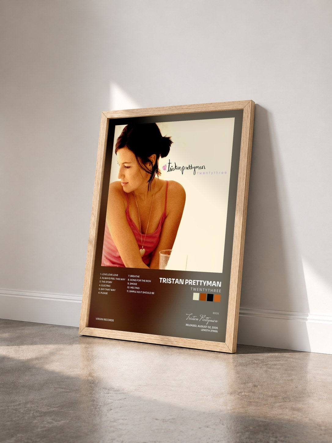 #bois Tableau de l'album t w e n t y t h r e e de Tristan Prettyman vu de trois quarts, cadre en bois brut