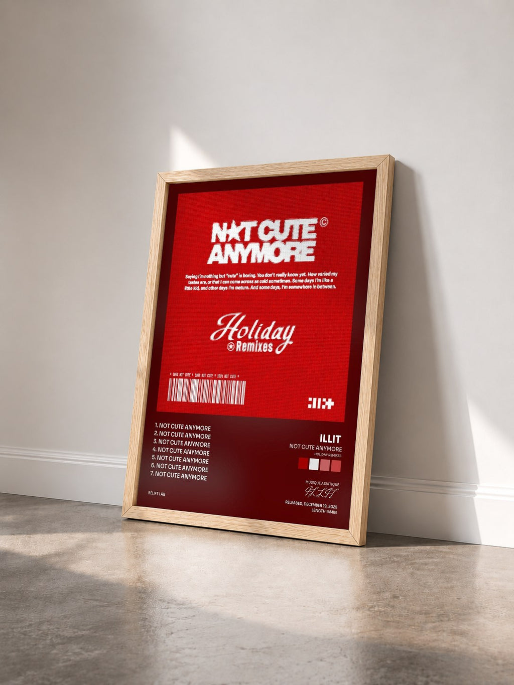 #bois Tableau de l'album NOT CUTE ANYMORE (Holiday Remixes) de ILLIT  vu de trois quarts, cadre en bois brut