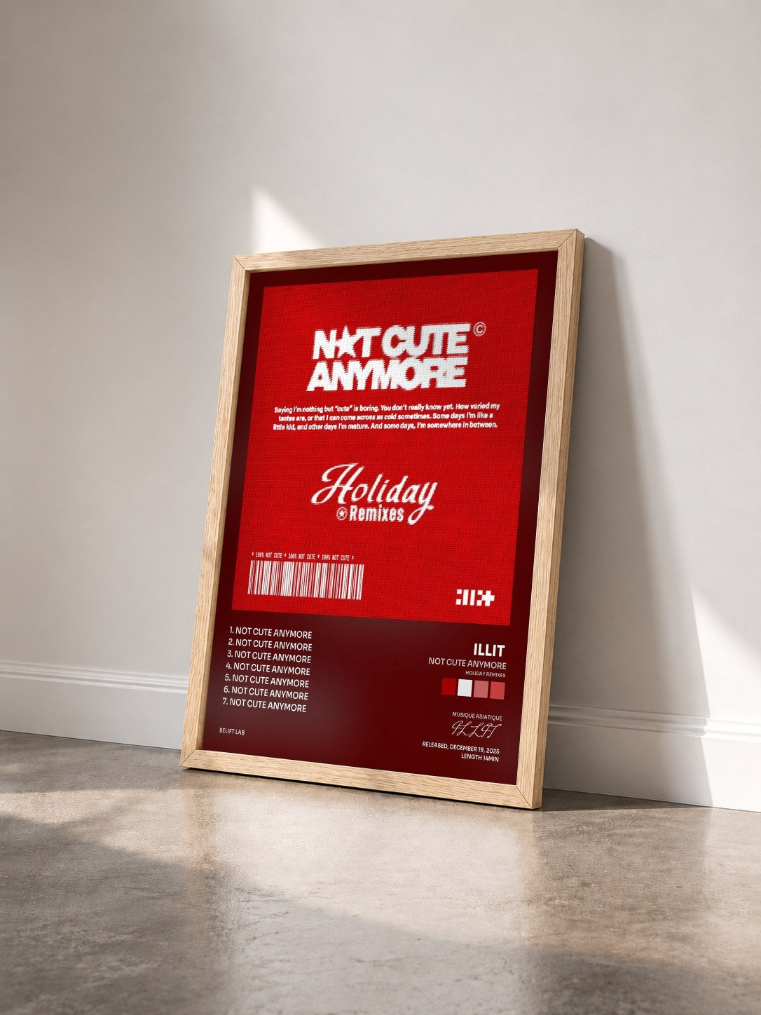 #bois Tableau de l'album NOT CUTE ANYMORE (Holiday Remixes) de ILLIT  vu de trois quarts, cadre en bois brut