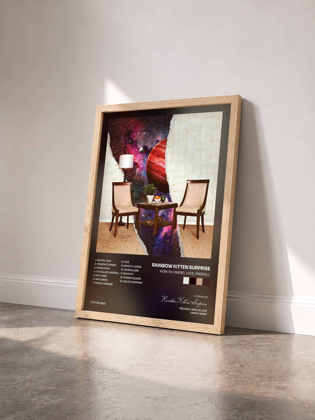 #bois Tableau de l'album How to: Friend, Love, Freefall de Rainbow Kitten Surprise vu de trois quarts, cadre en bois brut
