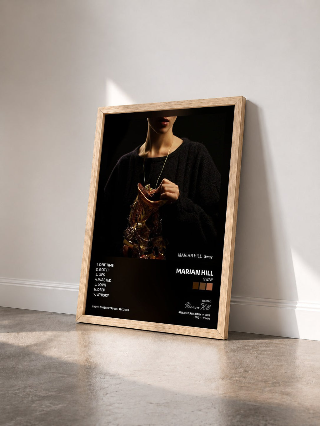 #bois Tableau de l'album Sway de Marian Hill vu de trois quarts, cadre en bois brut
