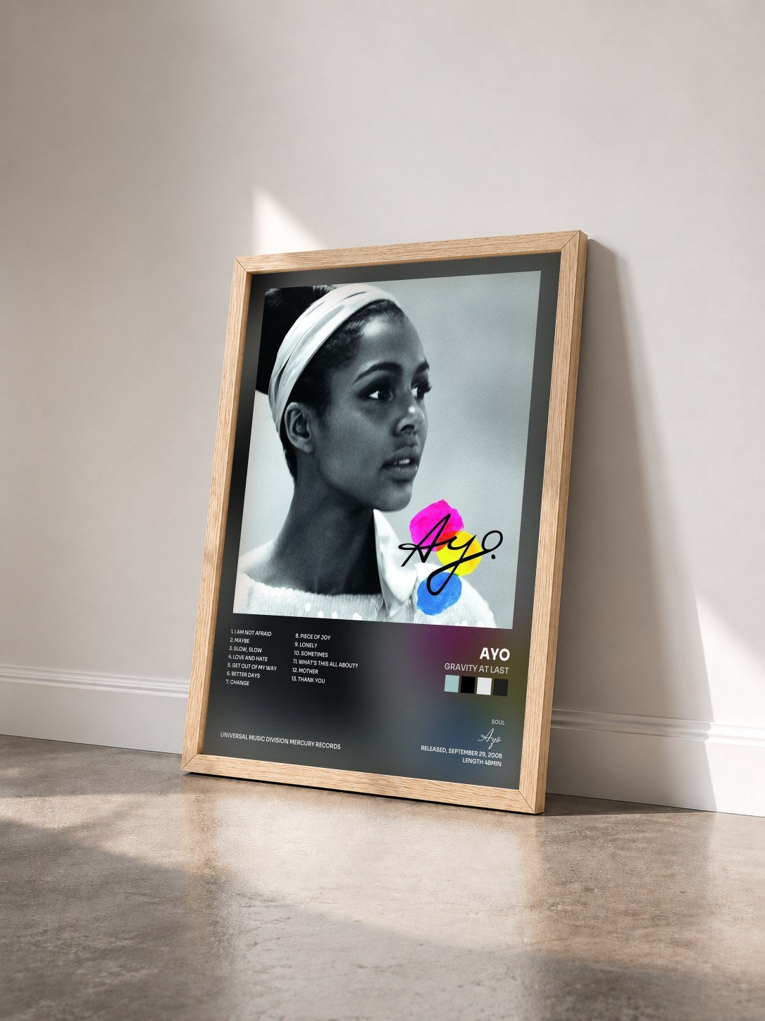 #bois Tableau de l'album Gravity At Last de Ayo vu de trois quarts, cadre en bois brut