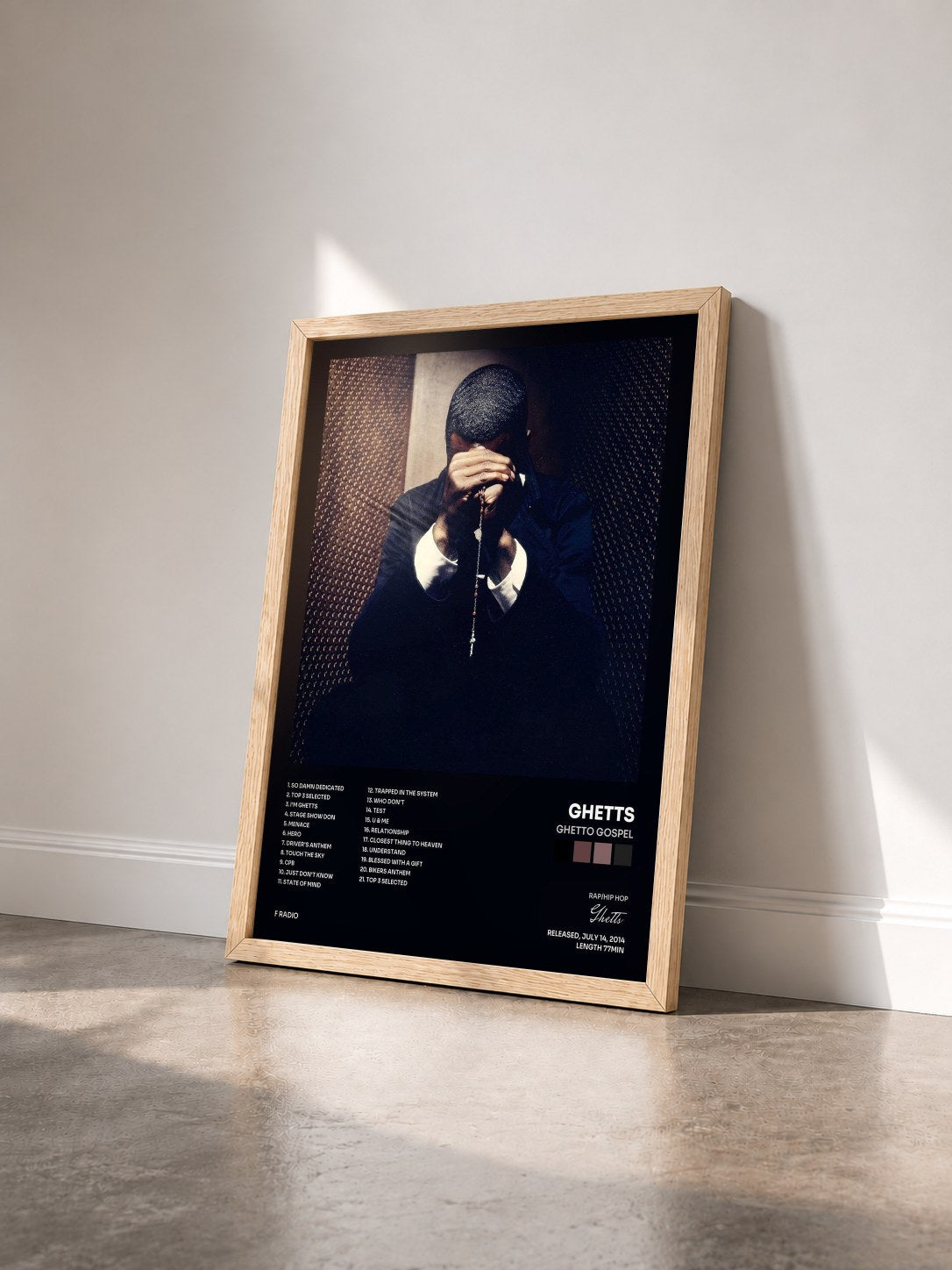 #bois Tableau de l'album Ghetto Gospel de Ghetts vu de trois quarts, cadre en bois brut