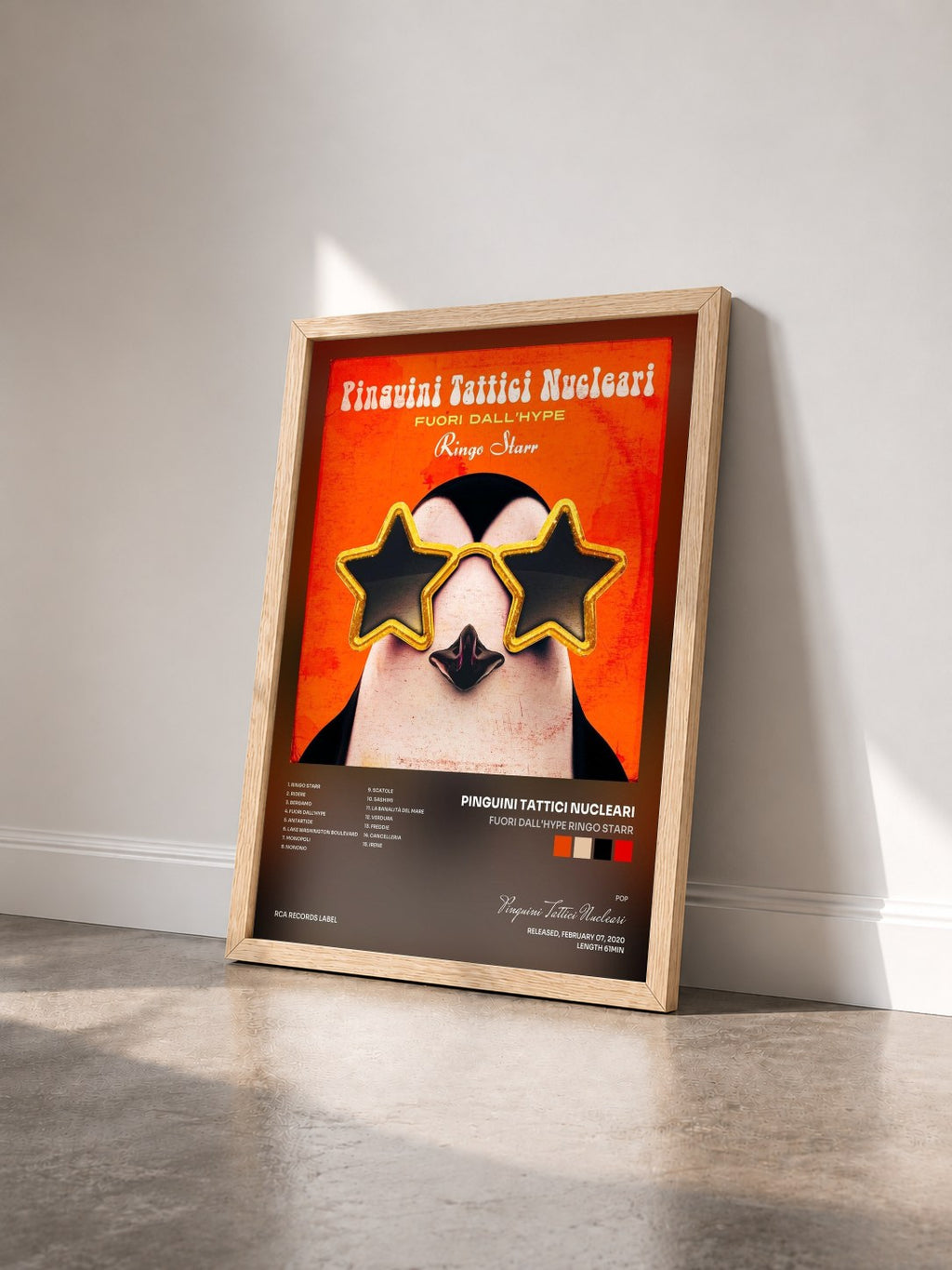 #bois Tableau de l'album Fuori dall'Hype Ringo Starr de Pinguini Tattici Nucleari vu de trois quarts, cadre en bois brut