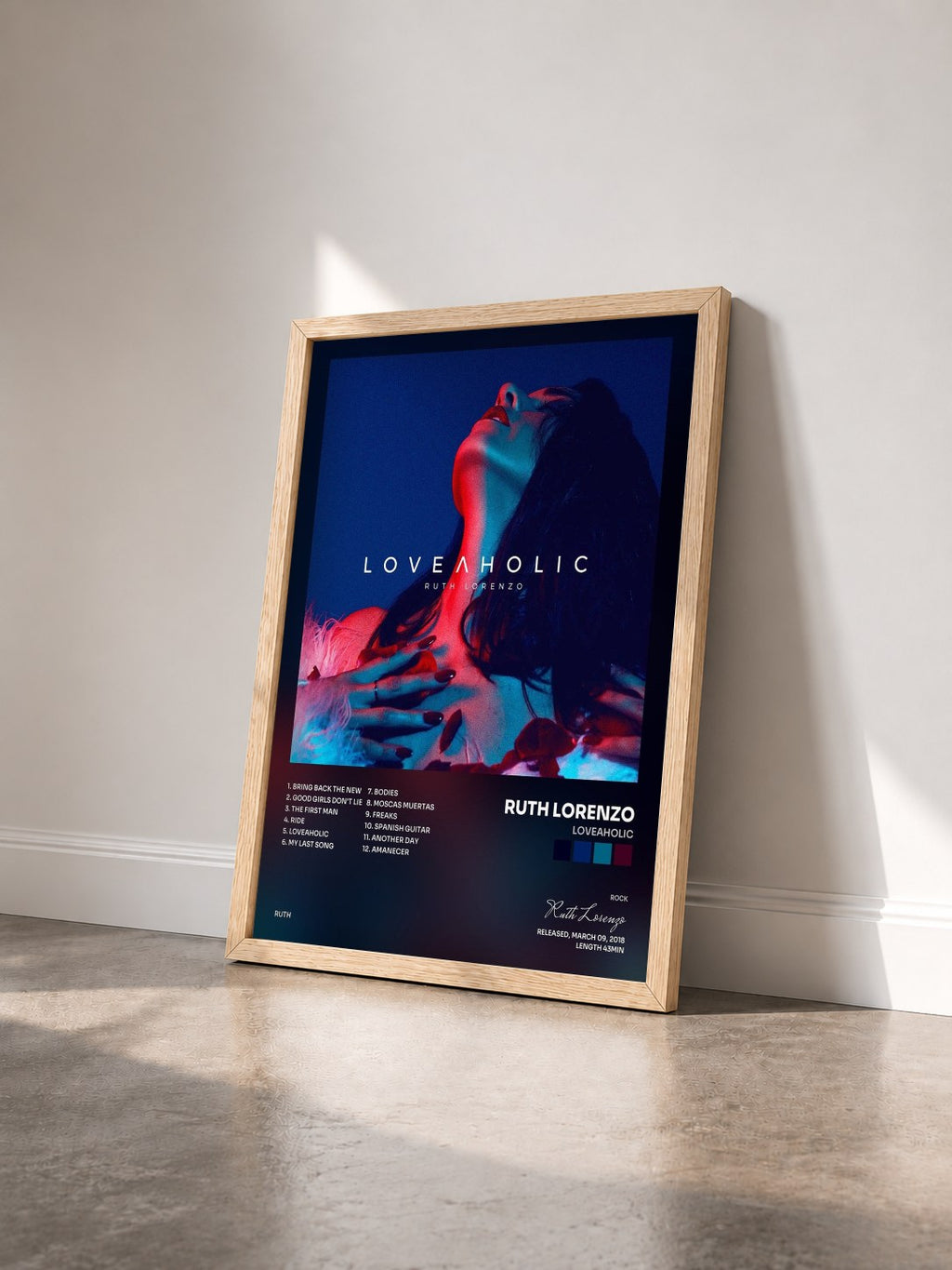 #bois Tableau de l'album Loveaholic de Ruth Lorenzo vu de trois quarts, cadre en bois brut