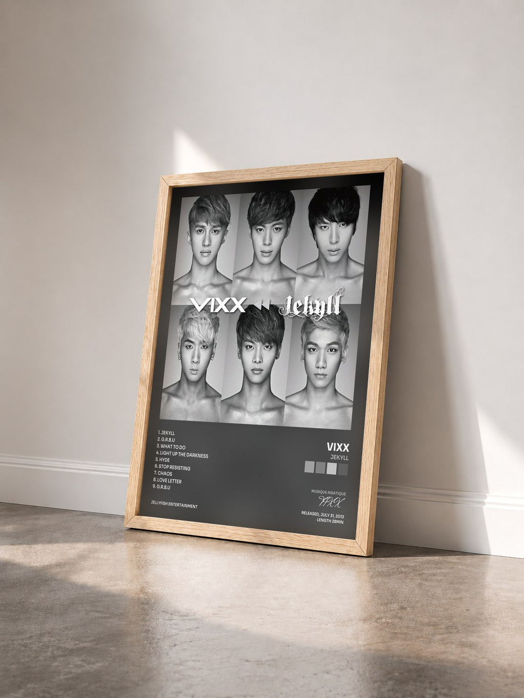 #bois Tableau de l'album Jekyll de VIXX vu de trois quarts, cadre en bois brut