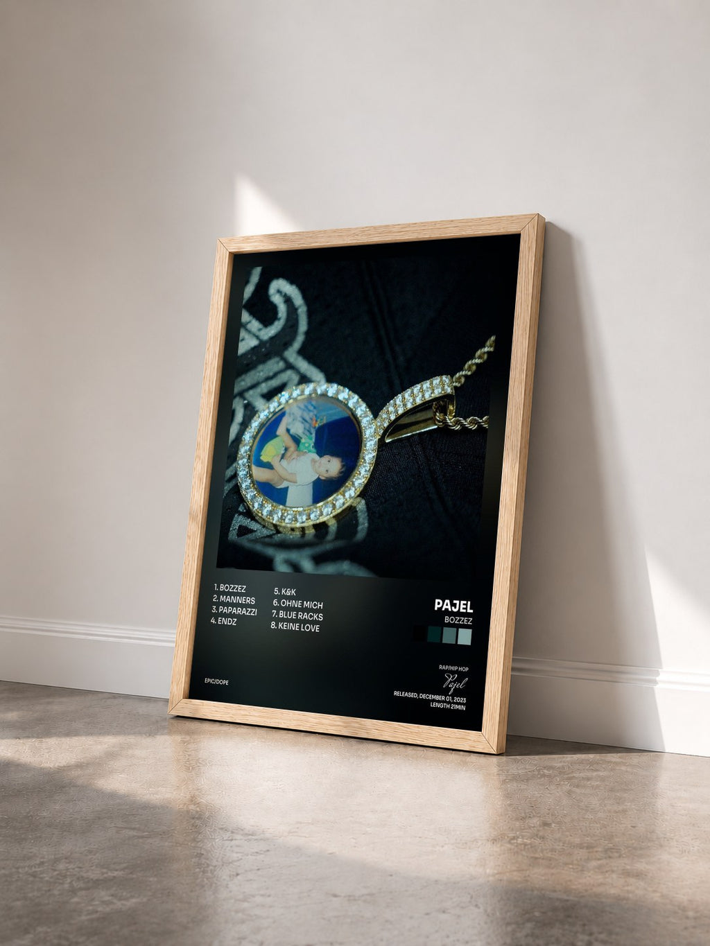 #bois Tableau de l'album BOZZEZ de Pajel vu de trois quarts, cadre en bois brut