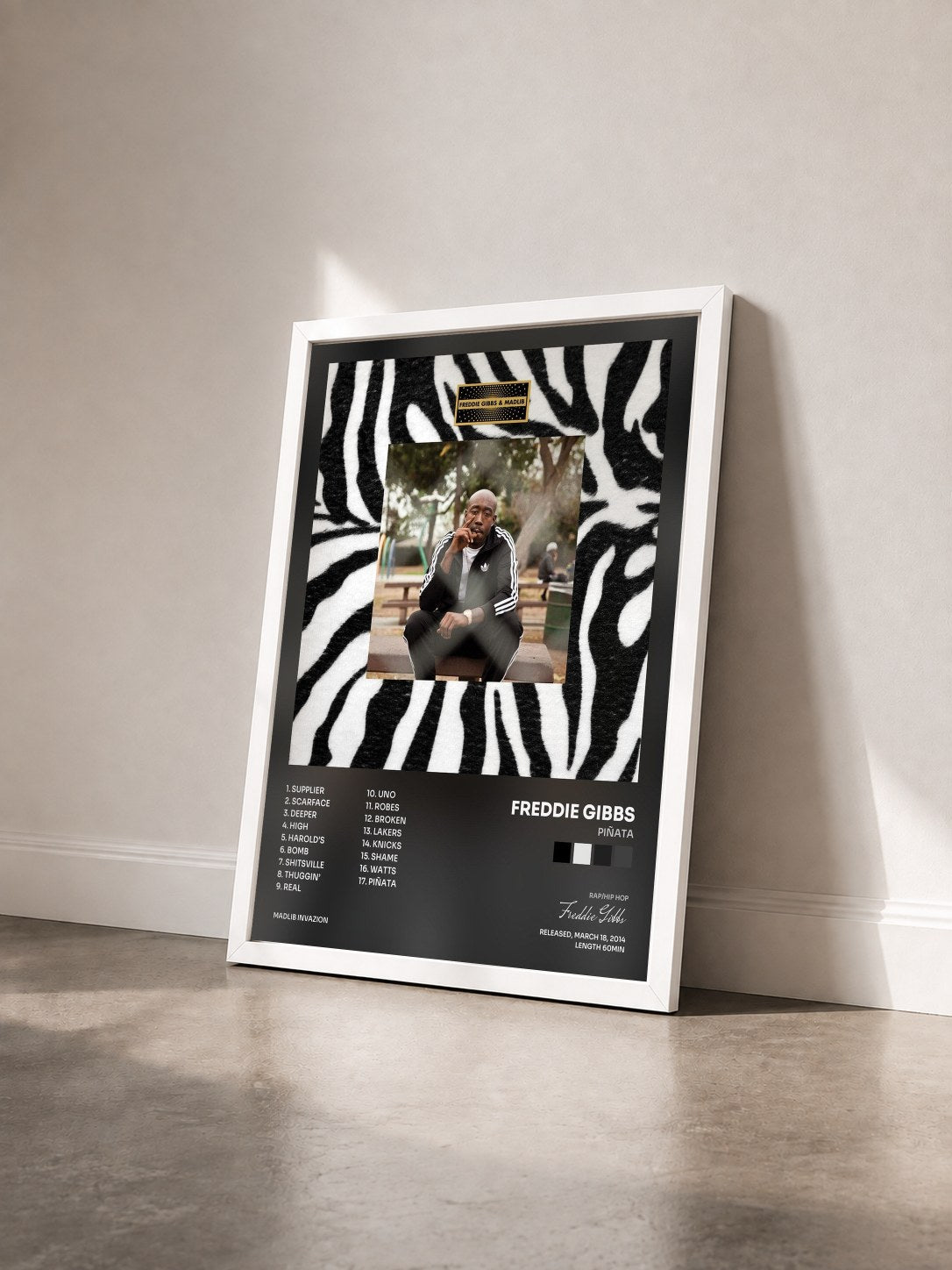 #blanc Tableau de l'album Piñata de Freddie Gibbs vu de trois quarts, cadre blanc