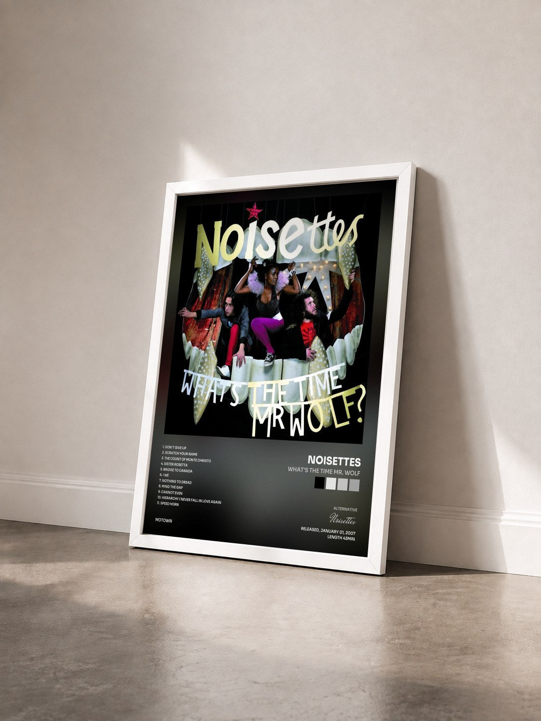 #blanc Tableau de l'album What's The Time Mr. Wolf de Noisettes vu de trois quarts, cadre blanc