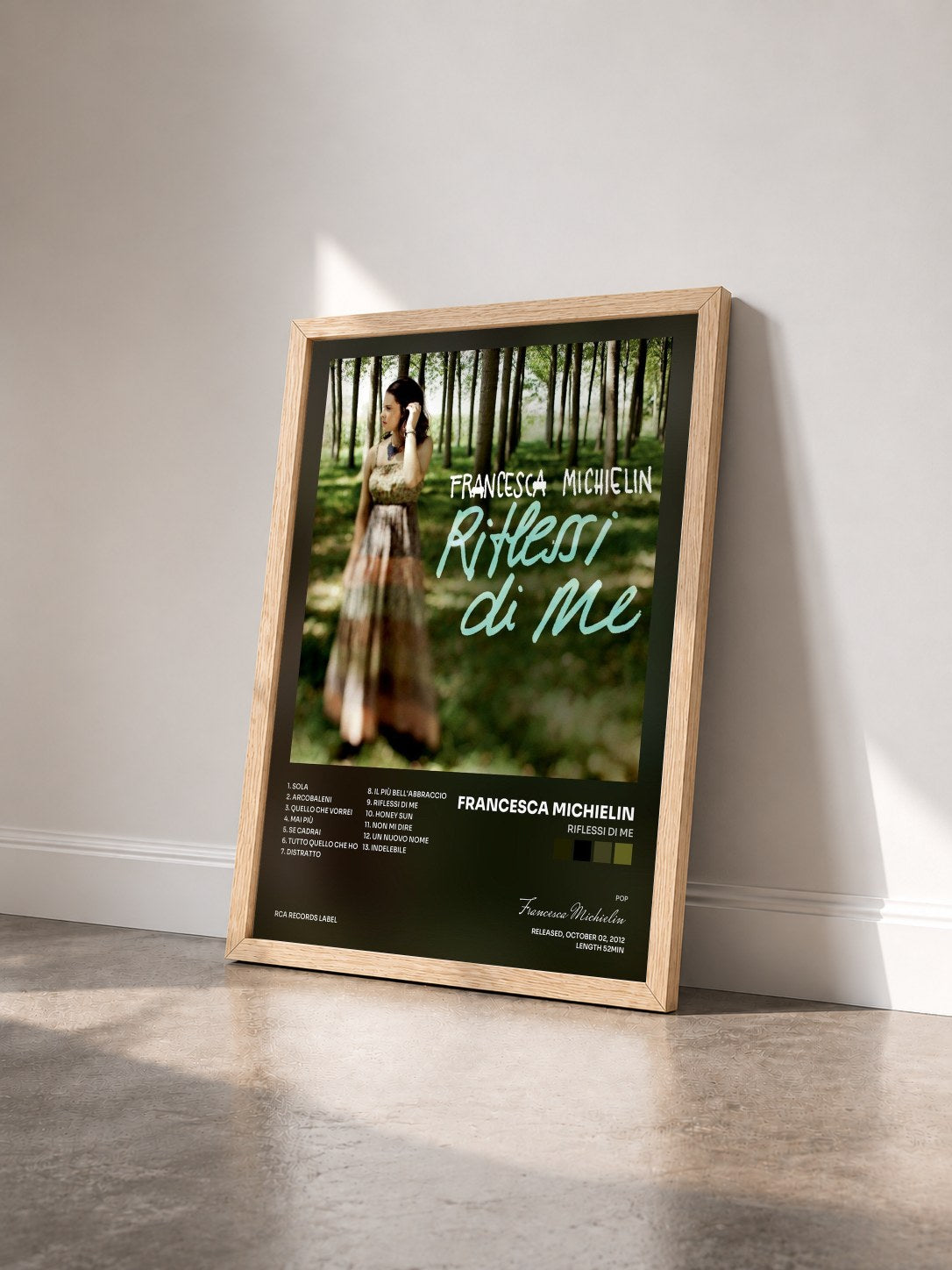 #bois Tableau de l'album Riflessi di me de Francesca Michielin vu de trois quarts, cadre en bois brut