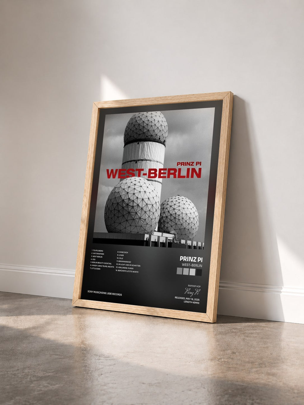 #bois Tableau de l'album WEST-BERLIN de Prinz Pi vu de trois quarts, cadre en bois brut