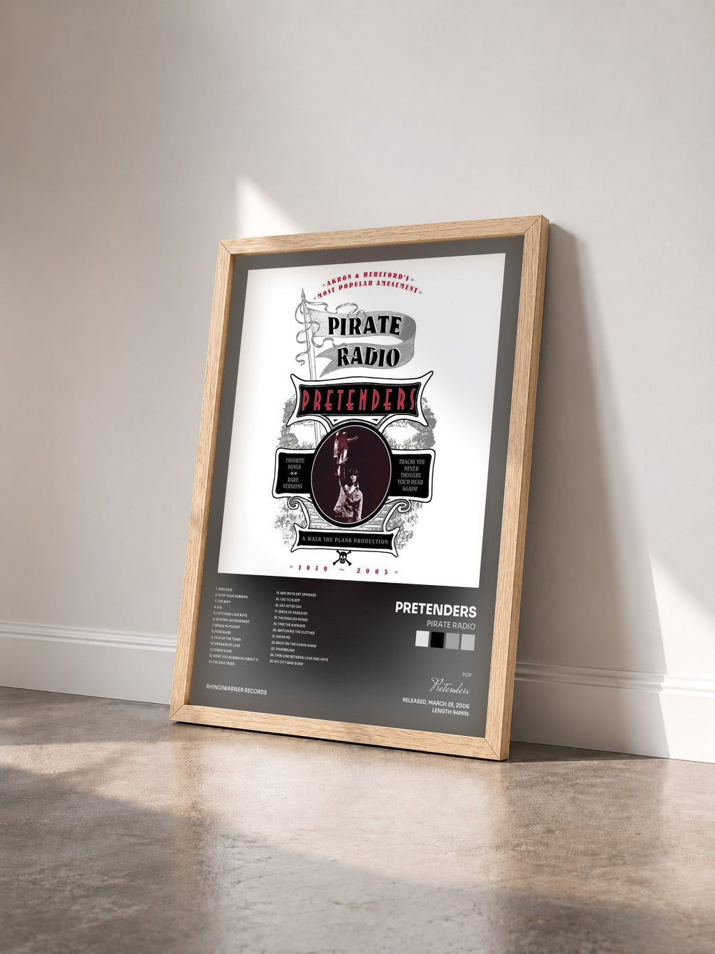 #bois Tableau de l'album Pirate Radio de Pretenders vu de trois quarts, cadre en bois brut