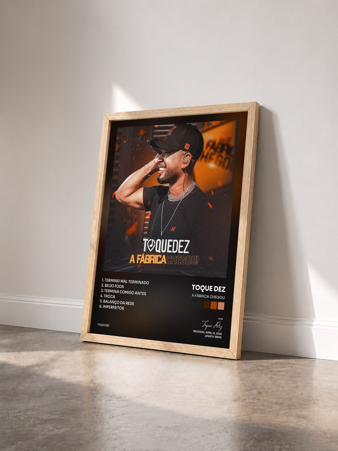 #bois Tableau de l'album A Fábrica Chegou de Toque Dez vu de trois quarts, cadre en bois brut