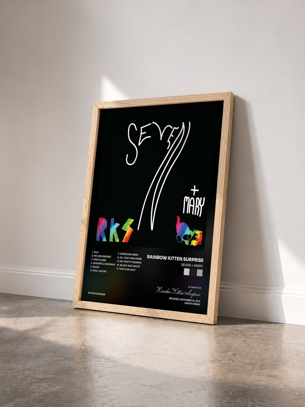 #bois Tableau de l'album Seven + Mary de Rainbow Kitten Surprise vu de trois quarts, cadre en bois brut