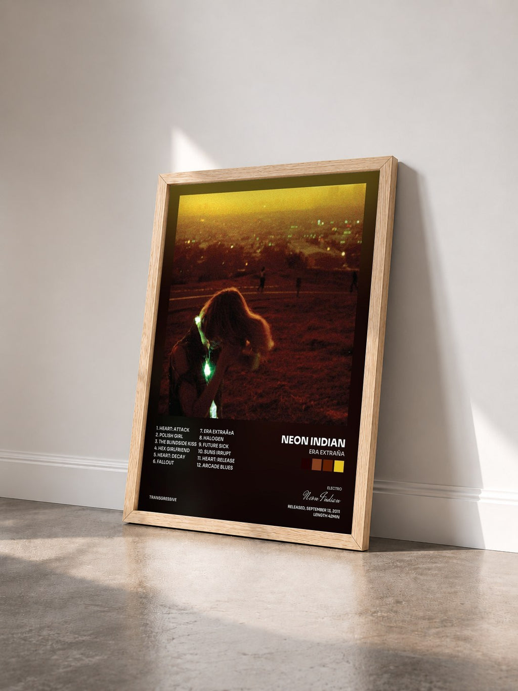 #bois Tableau de l'album Era Extraña de Neon Indian vu de trois quarts, cadre en bois brut