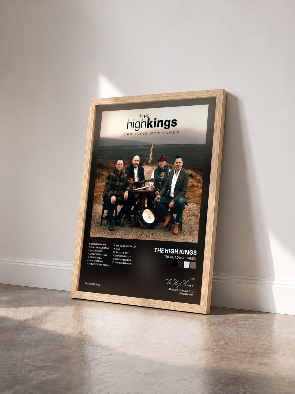 #bois Tableau de l'album The Road Not Taken de The High Kings vu de trois quarts, cadre en bois brut