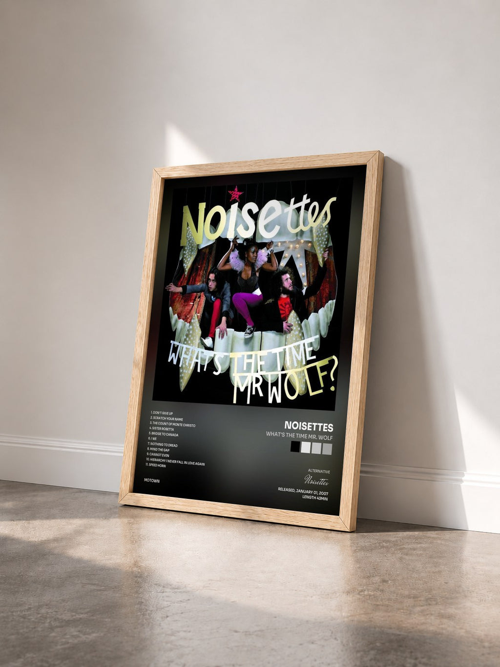 #bois Tableau de l'album What's The Time Mr. Wolf de Noisettes vu de trois quarts, cadre en bois brut