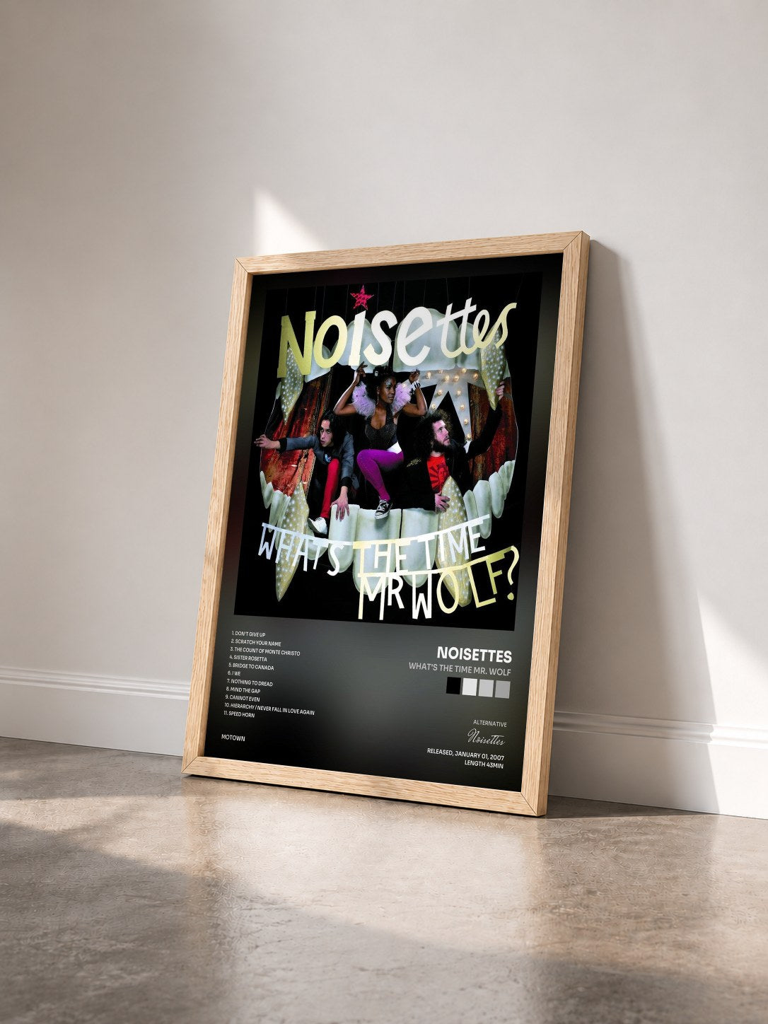 #bois Tableau de l'album What's The Time Mr. Wolf de Noisettes vu de trois quarts, cadre en bois brut