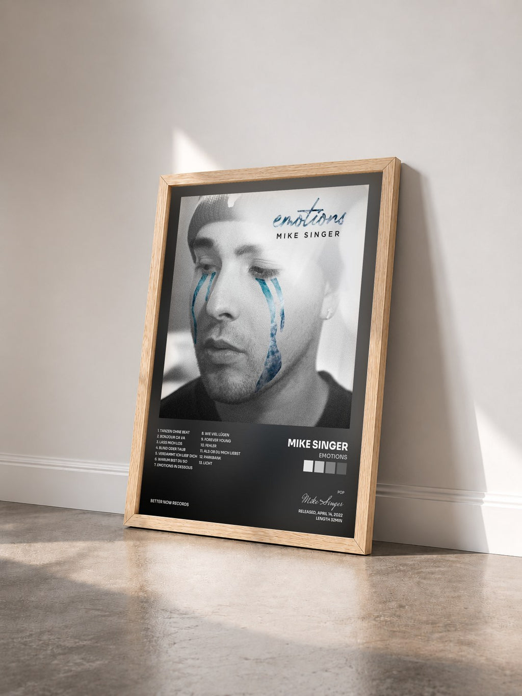 #bois Tableau de l'album Emotions de Mike Singer vu de trois quarts, cadre en bois brut